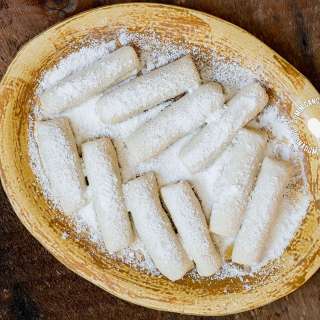 Deditos de Novia (Sugar-Coated Guava Biscuits)
