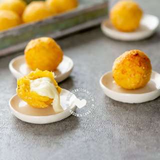 Cheese and Ripe Plantain Balls [Recipe + Video] Bolitas de Plátano Maduro