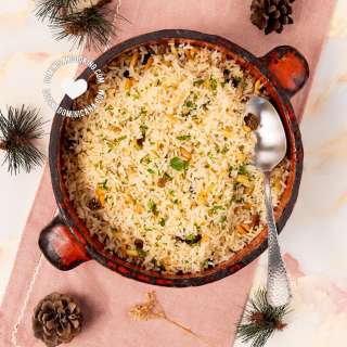 Arroz Navideño [Recipe + Video] Christmas Rice with Raisins and Almonds