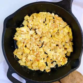 Papas con Huevo (Potato and Egg Scramble)