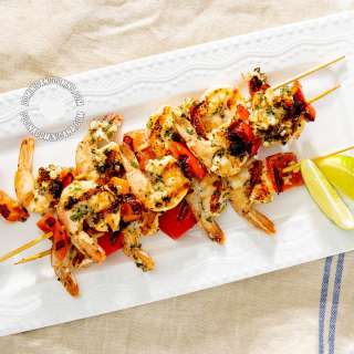 Garlic Shrimp Skewers [Recipe + Video] Pinchos o Brocretas de Camarones