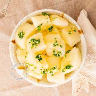 Yuca con Mojo de Ajo [Recipe + Video] Cassava with Garlic Sauce
