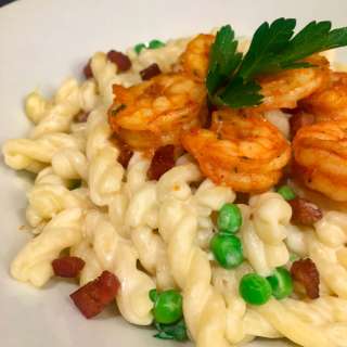 Creamy Garlic Alfredo Pasta with Pancetta and Peas