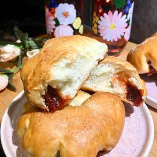 Roscón de Bocadillo o Guayaba (Guava Paste Stuffed Sweet Bread)