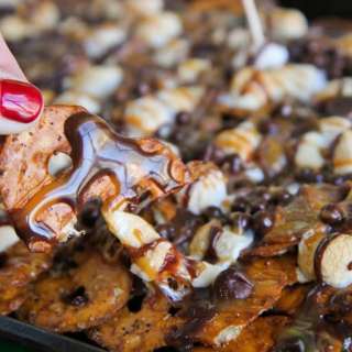 Caramel Pretzel Dessert Nachos