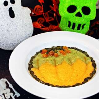 Halloween Smoothie Bowl - fun pumpkin design!