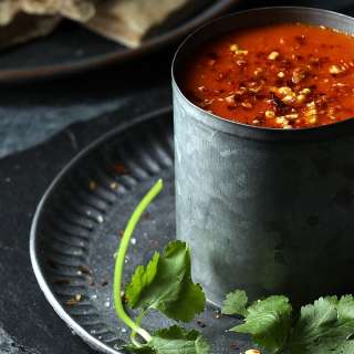 5 Minute Vegan Tomato Soup – spicy & creamy!