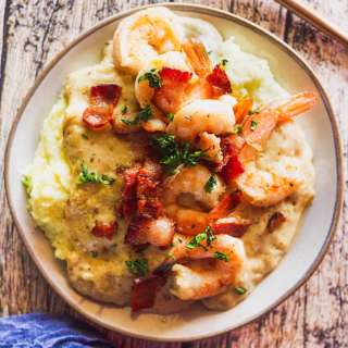 Shrimp and Grits with Bacon White Gravy