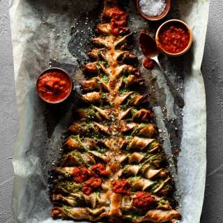 Cheesy Pesto Christmas Tree Pull-Apart Bread