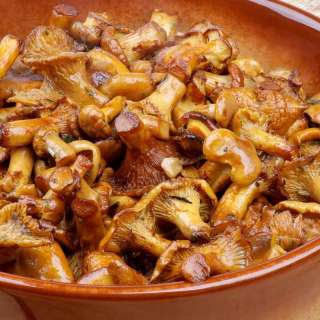 Pan-Seared Chanterelle Mushrooms with Garlic Recipe