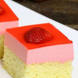 Easy Whipped Cream Strawberry Jello Cake Recipe