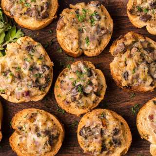 Cheesy Mushrooms Appetizer Toasts