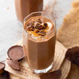 Easy Peanut Butter Cup Smoothie (Copycat Recipe)