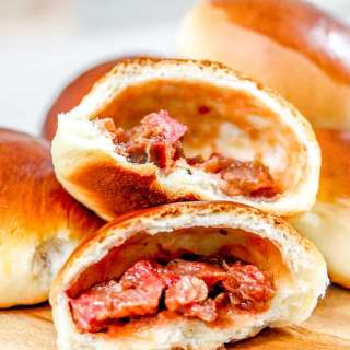 Chinese BBQ Pork Buns / Baked Char Siu Bao (Bánh Mì Ngọt Nhân Xá Xíu)