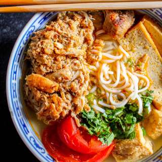 Vietnamese Crab Noodle Soup (Bún Riêu)