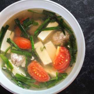 Vietnamese Tofu Soup with Tomato and Chives (Canh hẹ Đậu Hũ Cà Chua)