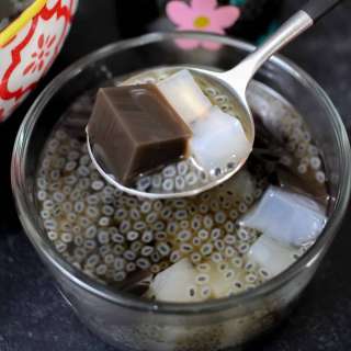 Grass Jelly With Basil Seeds (Sương Sáo Hạt É)