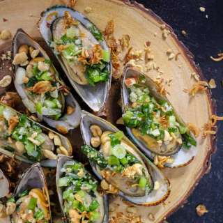 Vietnamese Grilled Scallion Oil Mussels (Chem Chép Nướng Mỡ Hành)