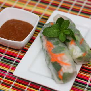 Vietnamese Fresh Spring Rolls with Peanut Sauce (Goi Cuon voi Tuong Dau Phong)