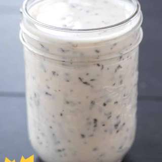 Vegan Creamy Garlic Dip for Pizza!