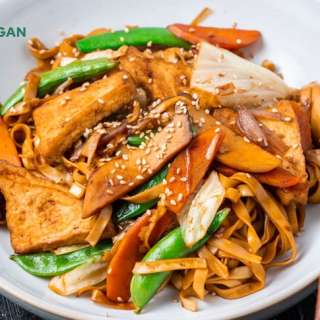 Vietnamese Stir Fried Chow Mein (Mì Xaò Chay)
