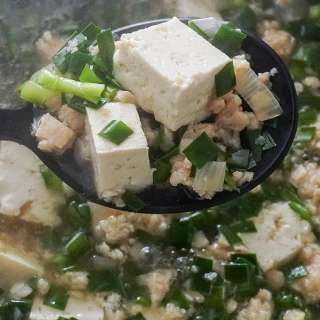 Tofu and Garlic Flat Chive Soup - Canh Dau Hu He
