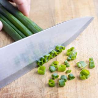 How to Cut Green Onions