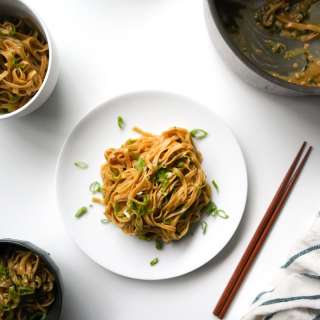 Asian Garlic Noodles (Quick & Easy)