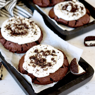 Oreo Crumbl Cookie