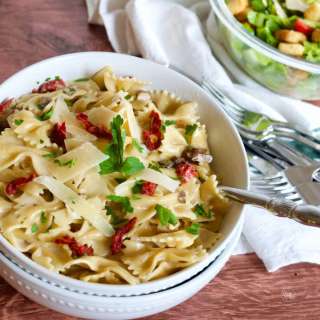 Easy Creamy Bow Tie Pasta Recipe (Farfalle Pasta)