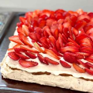 Pavlova with Dulce de Leche