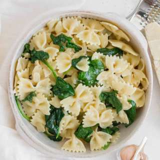 5 Ingredient Garlicky Butter Pasta with Spinach