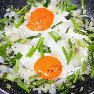 10 Min Pan-Fried Eggs with Green Onions