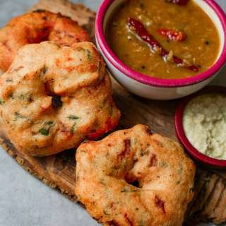 Medhu vadai (Vegan and gluten-free Ulundu Vada)
