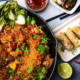 Pad woon sen (Thai stir-fried glass noodles)