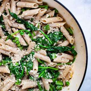 Easy Spinach Garlic Pasta With Peas