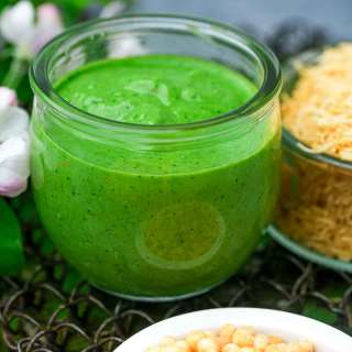 Dhaniya Pudina Chutney (Indian Cilantro Mint Sauce)
