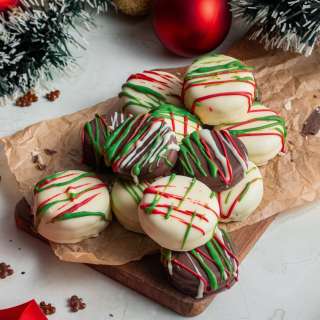Christmas Chocolate Dipped Oreos