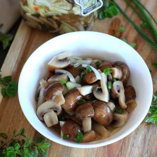 EASY Marinated Mushrooms
