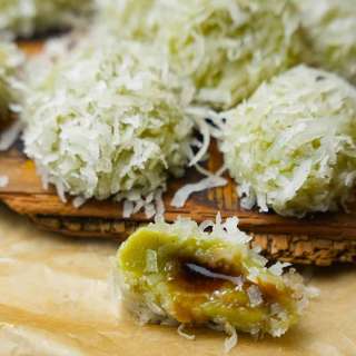 Ondeh Ondeh (Malaysian/Indonesian Pandan Klepon)