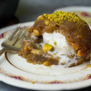 Irmik helvasi (vegan Turkish pine nut and semolina halva)