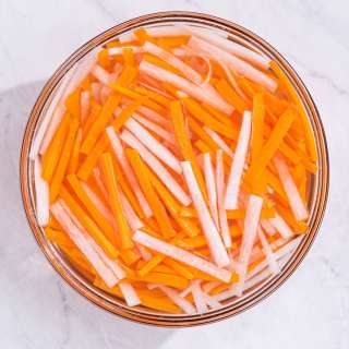 Vietnamese Carrot and Daikon Pickles (Đồ Chua)
