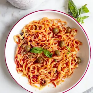 Puttanesca sauce: Anchovy and Olive Pasta