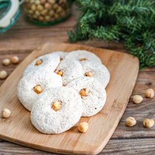 Haselnussmakronen- German Hazelnut Macaroons