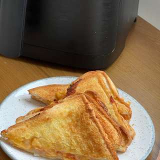 Air Fryer Cheese And Bean Toastie
