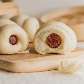 Steamed Chinese Sausage Buns (Lap Cheong Bao 臘腸包)