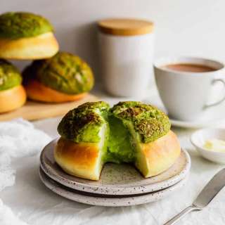 Matcha Pineapple Bun with Matcha Custard Cream (菠蘿包)