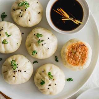 Sheng Jian Bao (生煎包) (Chinese Pan-Fried Pork Buns)