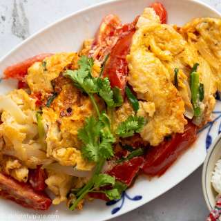 Vietnamese Omelet with Tomatoes and Onions