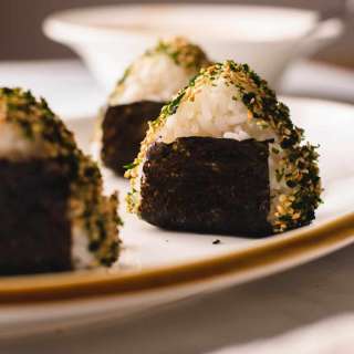 Easy Salmon Onigiri (Japanese Salmon Rice Balls)